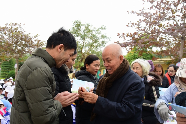 Offering gifts to Nam Dinh Buddhist Intermediate School
