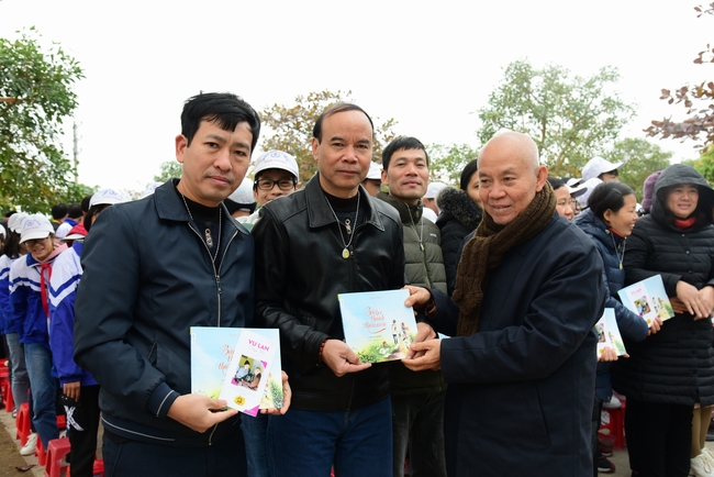 Offering gifts to Nam Dinh Buddhist Intermediate School