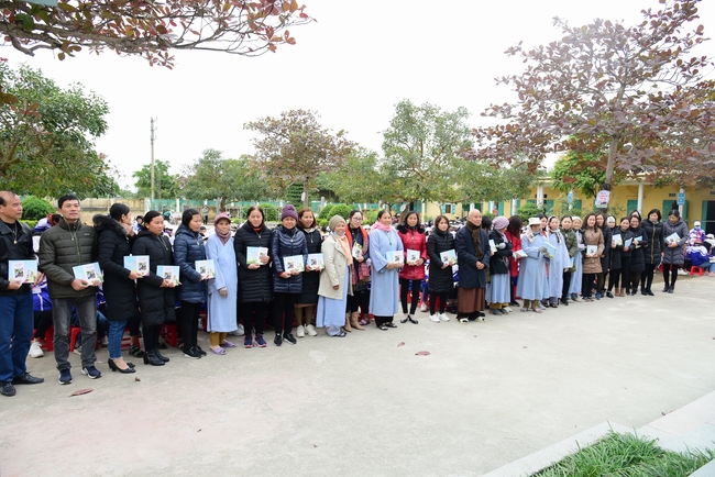 Offering gifts to Nam Dinh Buddhist Intermediate School