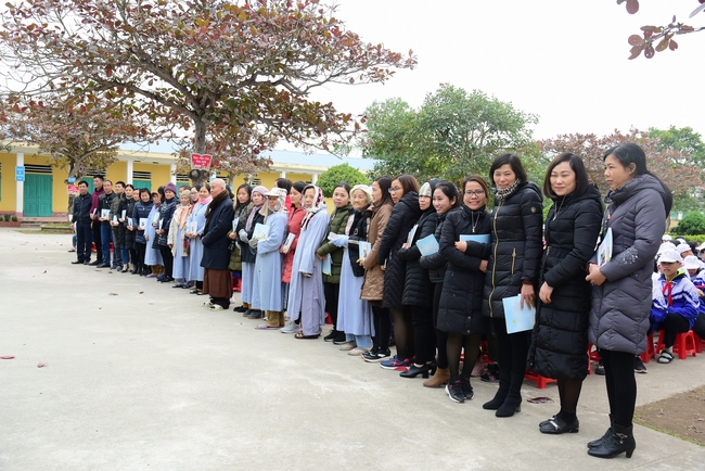 Offering gifts to Nam Dinh Buddhist Intermediate School