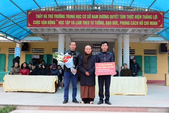 Offering gifts to Nam Dinh Buddhist Intermediate School
