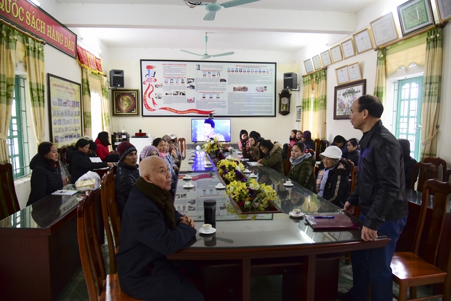 Offering gifts to Nam Dinh Buddhist Intermediate School
