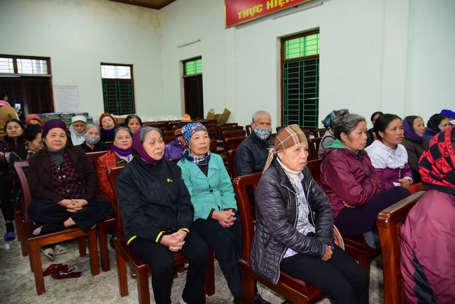 Offering gifts to Nam Dinh Buddhist Intermediate School