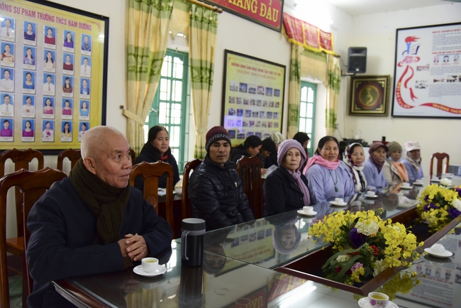Offering gifts to Nam Dinh Buddhist Intermediate School