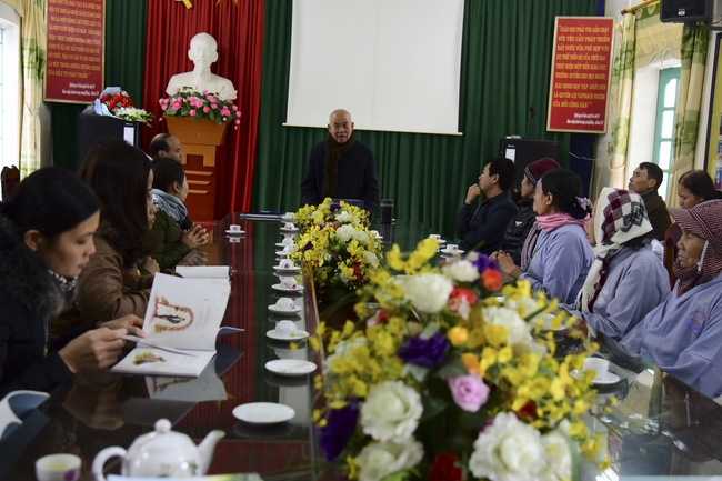 Offering gifts to Nam Dinh Buddhist Intermediate School