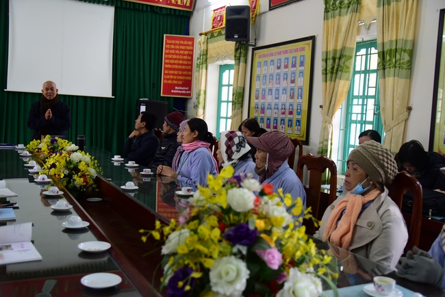 Offering gifts to Nam Dinh Buddhist Intermediate School