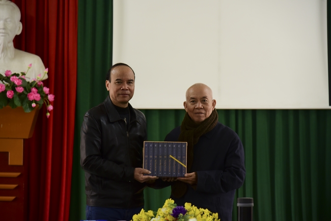 Offering gifts to Nam Dinh Buddhist Intermediate School