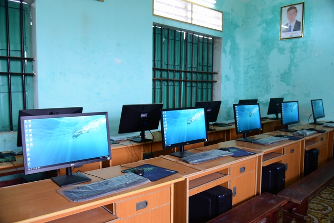 Offering gifts to Nam Dinh Buddhist Intermediate School