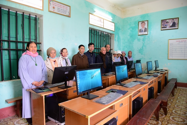 Offering gifts to Nam Dinh Buddhist Intermediate School