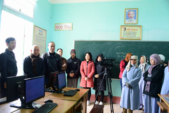Offering gifts to Nam Dinh Buddhist Intermediate School