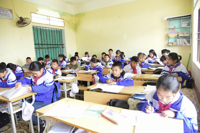 Offering gifts to Nam Dinh Buddhist Intermediate School