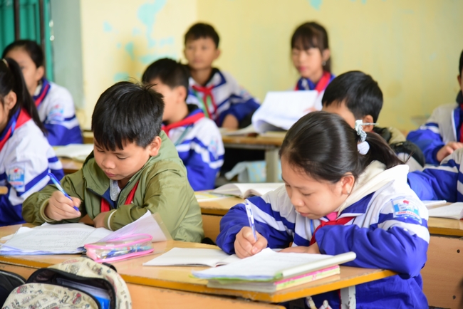 Offering gifts to Nam Dinh Buddhist Intermediate School