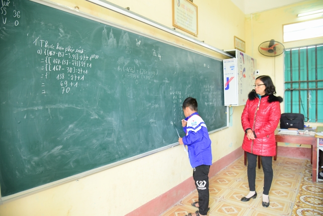 Offering gifts to Nam Dinh Buddhist Intermediate School