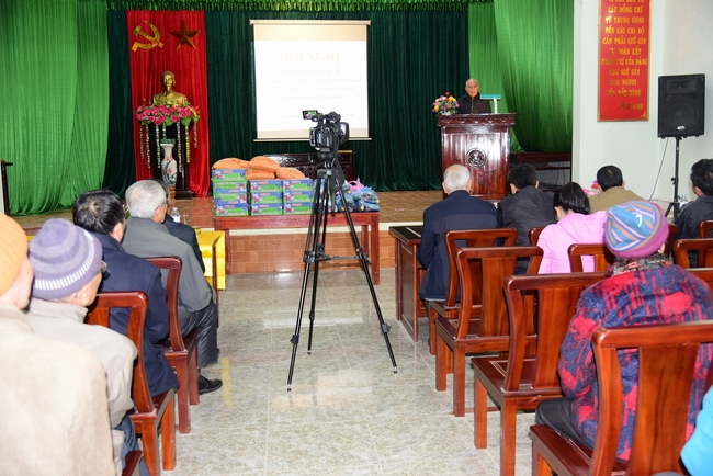 Offering gifts to Nam Dinh Buddhist Intermediate School