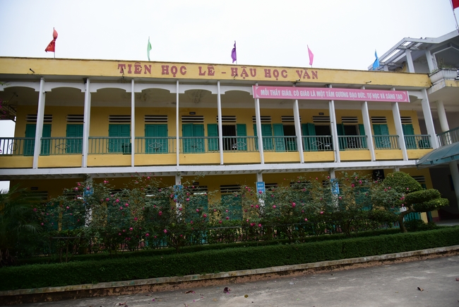 Offering gifts to Nam Dinh Buddhist Intermediate School