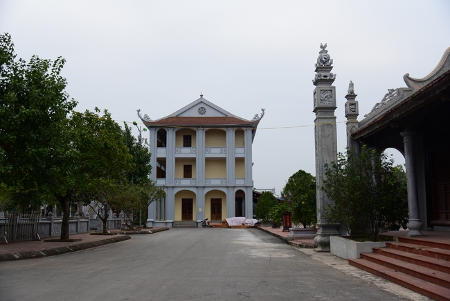Offering gifts to Nam Dinh Buddhist Intermediate School