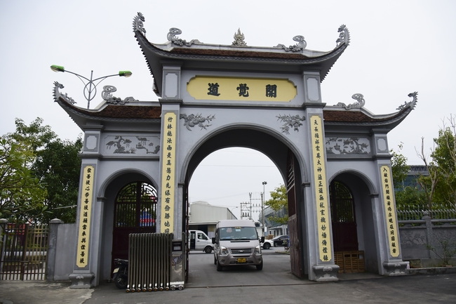 Offering gifts to Nam Dinh Buddhist Intermediate School