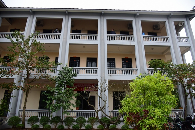 Offering gifts to Nam Dinh Buddhist Intermediate School