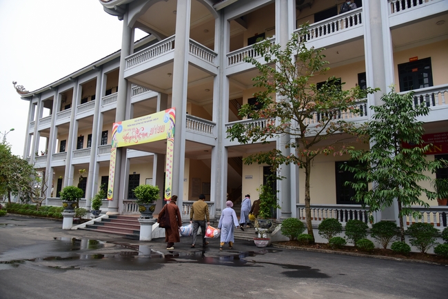 Offering gifts to Nam Dinh Buddhist Intermediate School