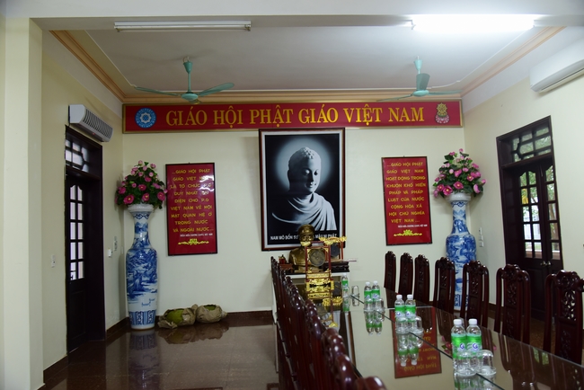 Offering gifts to Nam Dinh Buddhist Intermediate School