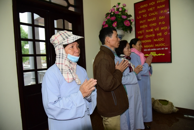 Offering gifts to Nam Dinh Buddhist Intermediate School
