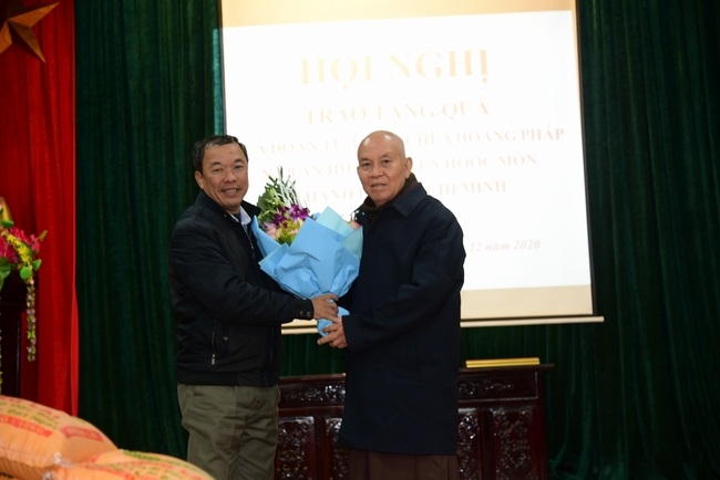 Offering gifts to Nam Dinh Buddhist Intermediate School