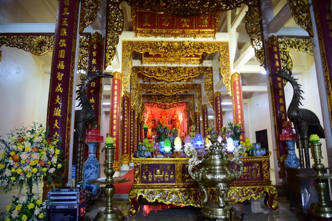 Offering gifts to Nam Dinh Buddhist Intermediate School