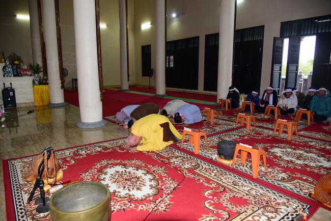 Offering gifts to Nam Dinh Buddhist Intermediate School