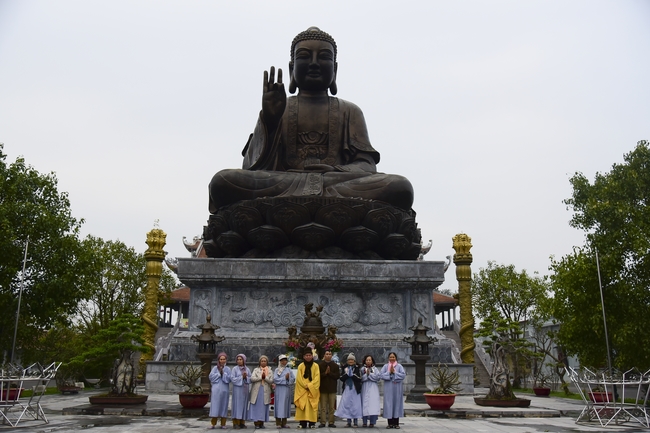 Offering gifts to Nam Dinh Buddhist Intermediate School