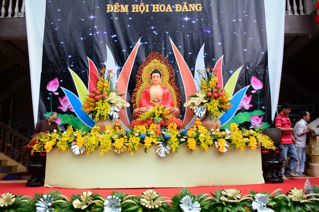 Đêm hoa đăng kỷ niệm đức Phật A-di-đà tại chùa Phước Thiện