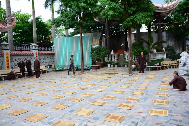 Đêm hoa đăng kỷ niệm đức Phật A-di-đà tại chùa Phước Thiện