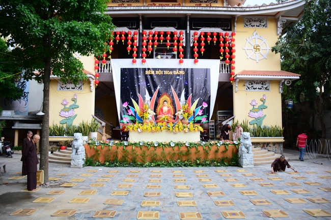 Đêm hoa đăng kỷ niệm đức Phật A-di-đà tại chùa Phước Thiện