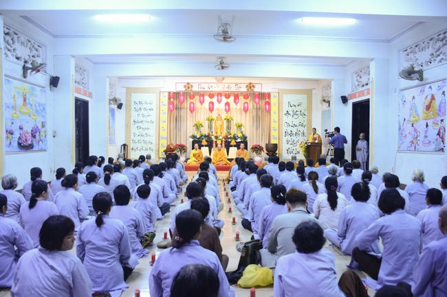 Đêm hoa đăng kỷ niệm đức Phật A-di-đà tại chùa Phước Thiện