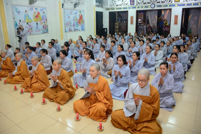 Đêm hoa đăng kỷ niệm đức Phật A-di-đà tại chùa Phước Thiện