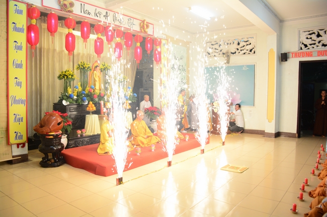 Đêm hoa đăng kỷ niệm đức Phật A-di-đà tại chùa Phước Thiện