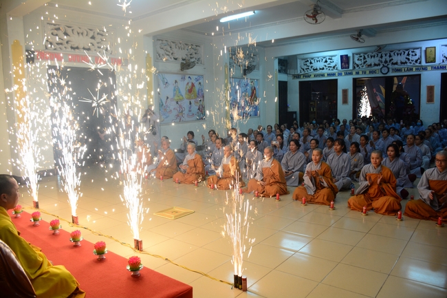 Đêm hoa đăng kỷ niệm đức Phật A-di-đà tại chùa Phước Thiện