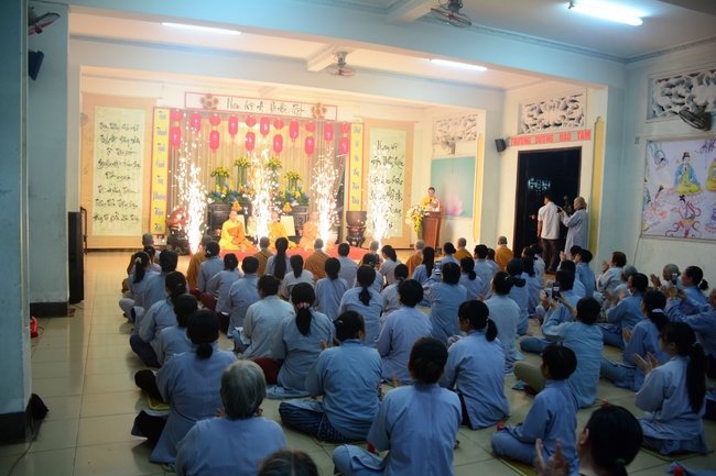 Đêm hoa đăng kỷ niệm đức Phật A-di-đà tại chùa Phước Thiện