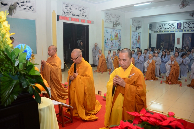 Đêm hoa đăng kỷ niệm đức Phật A-di-đà tại chùa Phước Thiện