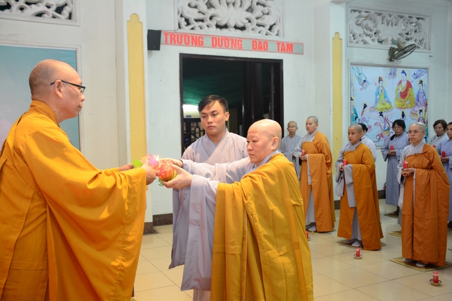 Đêm hoa đăng kỷ niệm đức Phật A-di-đà tại chùa Phước Thiện