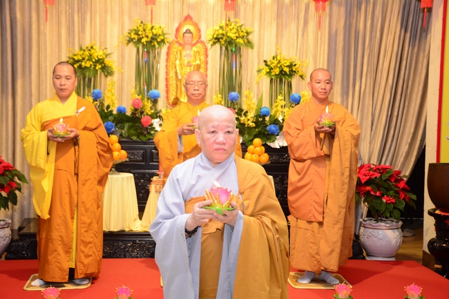 Đêm hoa đăng kỷ niệm đức Phật A-di-đà tại chùa Phước Thiện