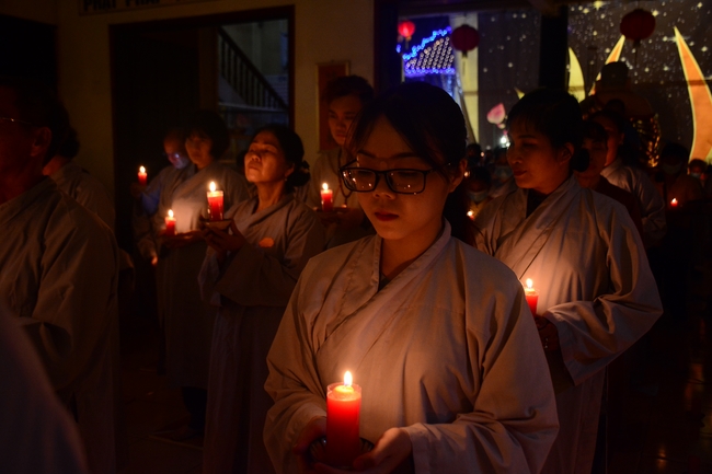 Đêm hoa đăng kỷ niệm đức Phật A-di-đà tại chùa Phước Thiện