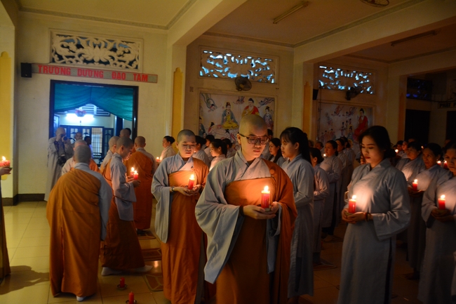 Đêm hoa đăng kỷ niệm đức Phật A-di-đà tại chùa Phước Thiện