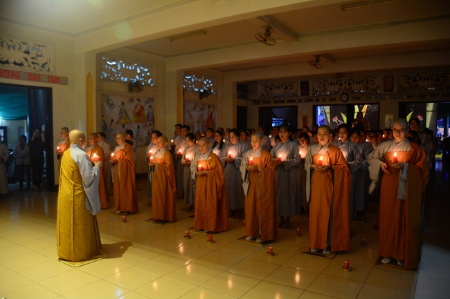 Đêm hoa đăng kỷ niệm đức Phật A-di-đà tại chùa Phước Thiện