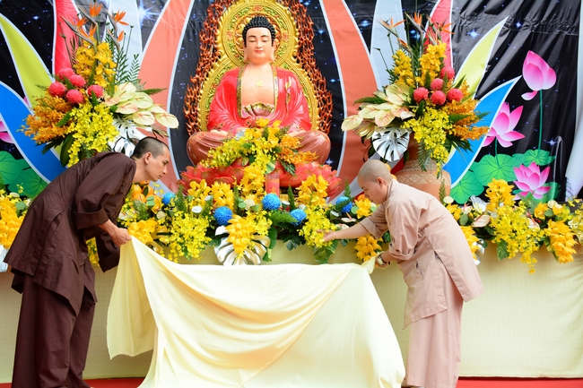 Đêm hoa đăng kỷ niệm đức Phật A-di-đà tại chùa Phước Thiện