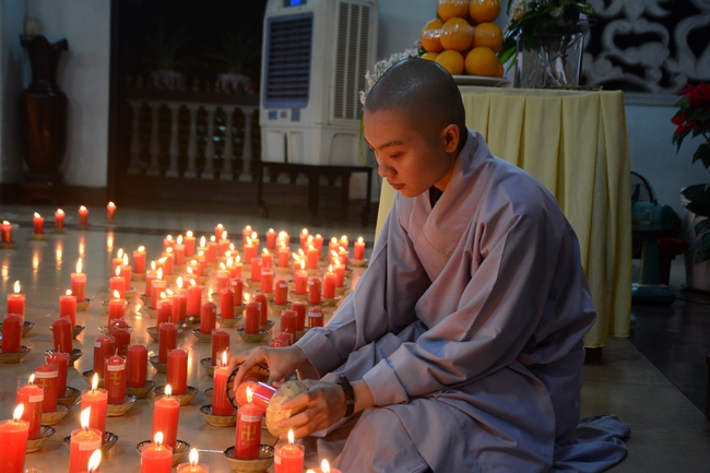 Đêm hoa đăng kỷ niệm đức Phật A-di-đà tại chùa Phước Thiện