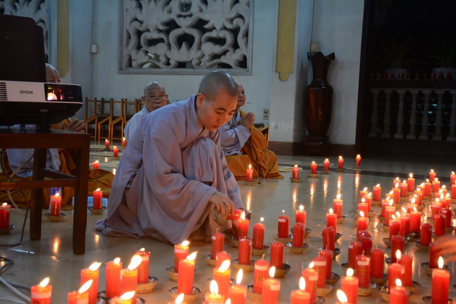 Đêm hoa đăng kỷ niệm đức Phật A-di-đà tại chùa Phước Thiện