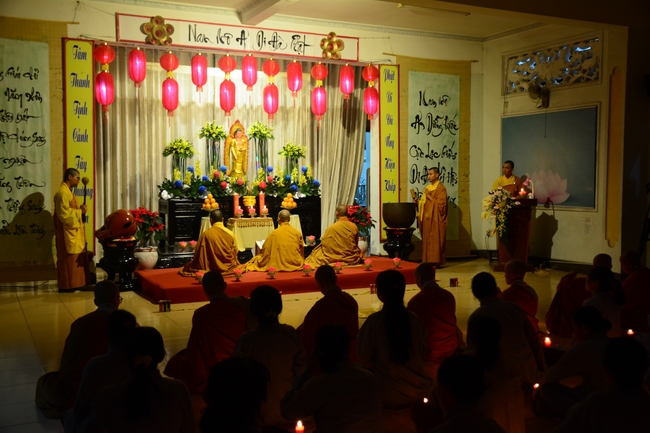 Đêm hoa đăng kỷ niệm đức Phật A-di-đà tại chùa Phước Thiện