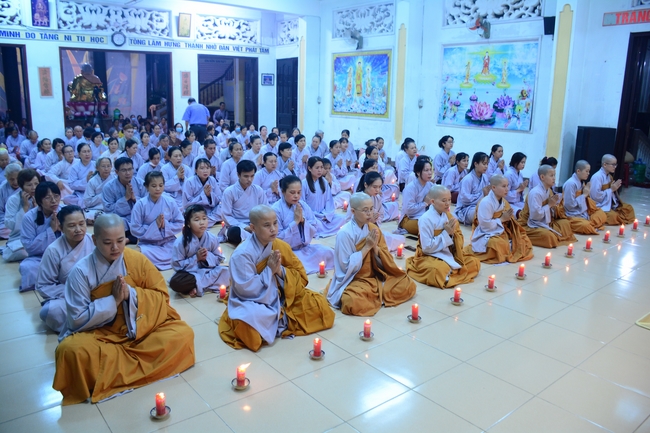 Đêm hoa đăng kỷ niệm đức Phật A-di-đà tại chùa Phước Thiện