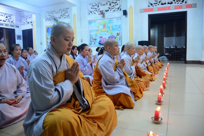 Đêm hoa đăng kỷ niệm đức Phật A-di-đà tại chùa Phước Thiện