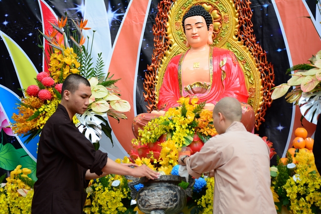 Đêm hoa đăng kỷ niệm đức Phật A-di-đà tại chùa Phước Thiện